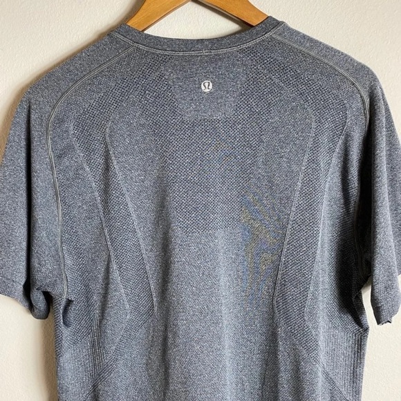 ❌SOLD❌Men’s Large Grey Active Lululemon Shirt - Picture 2 of 14
